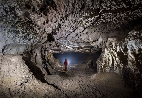  Le Grotte di Yunshui: Una Meraviglia Geologica Illuminata da Misteriose Luci!