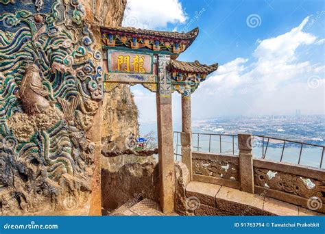 Il Tempio della Pietra che Lamenta! Un'immersione nella spiritualità e nella bellezza naturale di Kunming