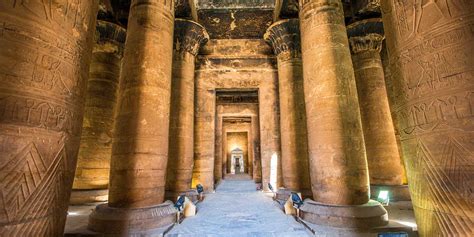 Il Tempio di Horus a Edfu: Un viaggio indietro nel tempo tra sfingi e geroglifici misteriosi!