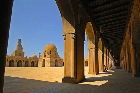 La Moschea di Ibn Tulun: Un capolavoro islamico che ti trasporterà nel passato!