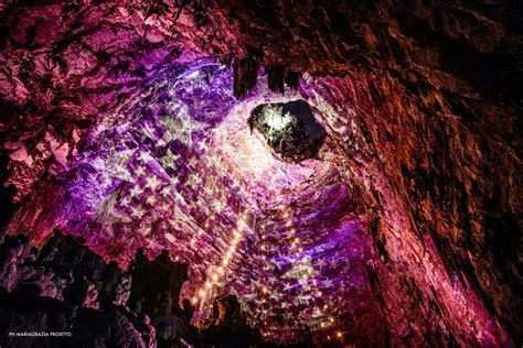  Le Grotte di Yunshui: Una Meraviglia Geologica Illuminata da Misteriose Luci!