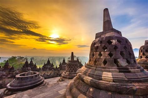 Candi Borobudur: Un Maestoso Tempio Buddista Incastonato Nel Verde Giavanese!