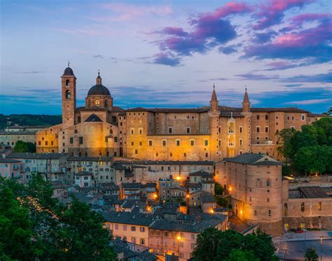   Il Duomo di Urbino: Un capolavoro rinascimentale e un balcone panoramico sulla città