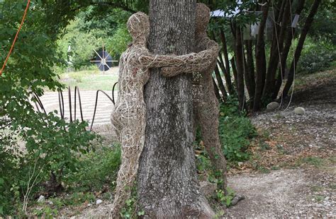 Il Parco Scultura: Una Sinfonia di Arte e Natura in Qingdao!