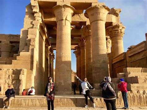 Il Tempio di Kom Ombo: Un Gioiello Archeologico che Celebra Due Dei!