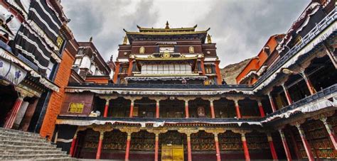 Il Tempio di Tashilhunpo: Una Fortezza Sacra di Splendore e Spiritualità!