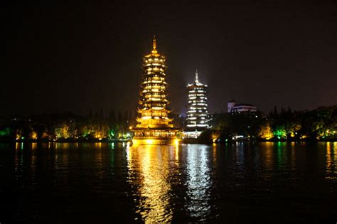 La Pagoda del Lago di Qi - Un gioiello di architettura e un rifugio per l'anima!